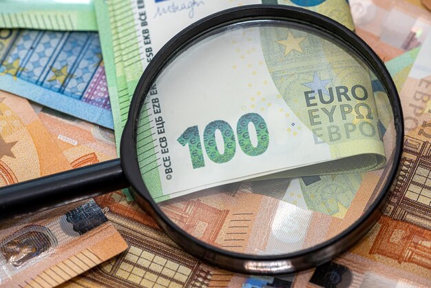 Concept inflatie in europa, euro geld met vergrootglas. financiën