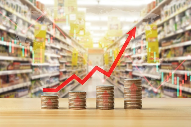 Il concetto di inflazione finanza grafico freccia su una pila di monete aumento dei costi alimentari e prezzo della spesa