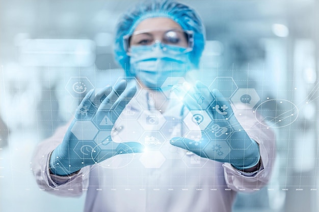 Концепция инновационных технологий в медицине Доктор работает на виртуальном экране с иконками