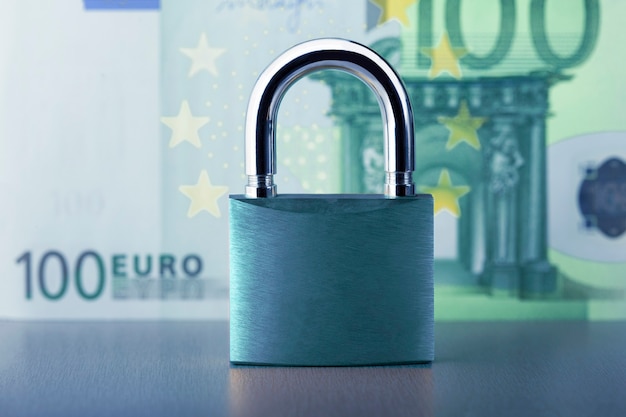 保険と金融セキュリティの概念。ユーロ紙幣に対する南京錠。