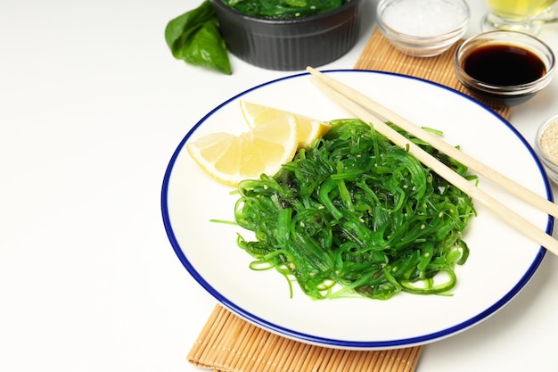 Concetto di cucina giapponese insalata chuka spazio per il testo