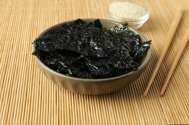 Concetto di cibo giapponese alghe nori da vicino