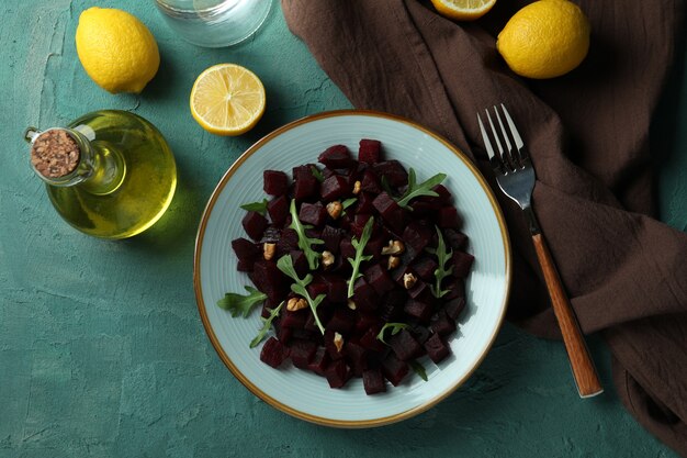 Concept lekker eten met bietensalade op geweven groen