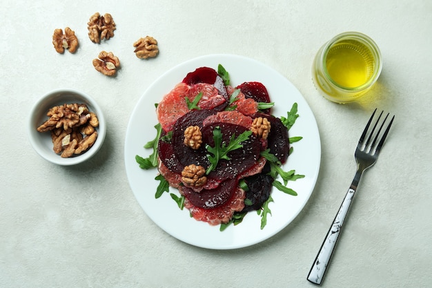 Concept lekker eten met bietensalade op geweven wit