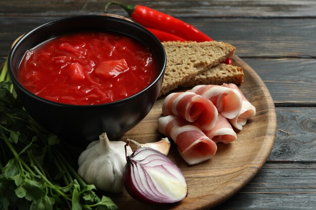 Concept lekker eten met borsjt en ingrediënten op houten