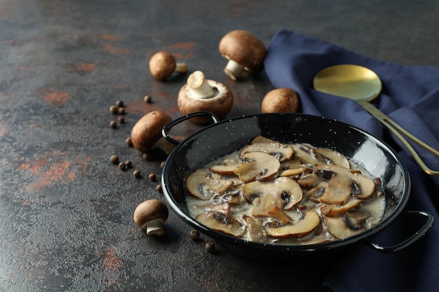 Concept lekker eten met champignonsaus op donkere gestructureerde achtergrond