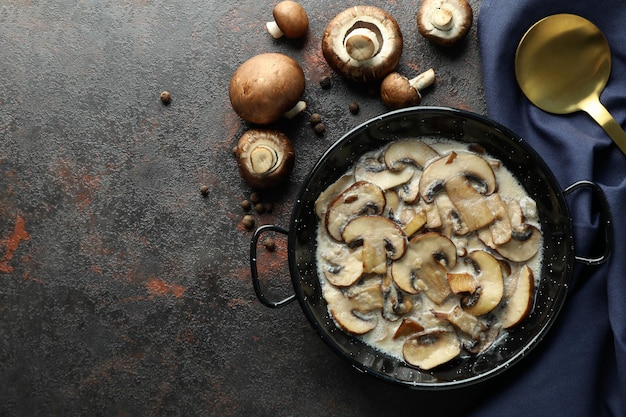 Concept lekker eten met champignonsaus op donkere gestructureerde achtergrond