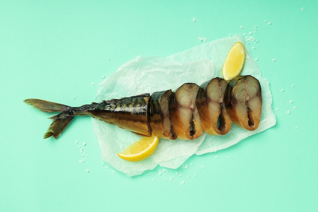 Concept lekker eten met gerookte makreel op muntachtergrond