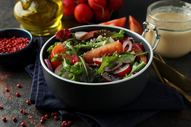 Concept lekker eten met groentesalade met tahinisaus op donkere gestructureerde achtergrond