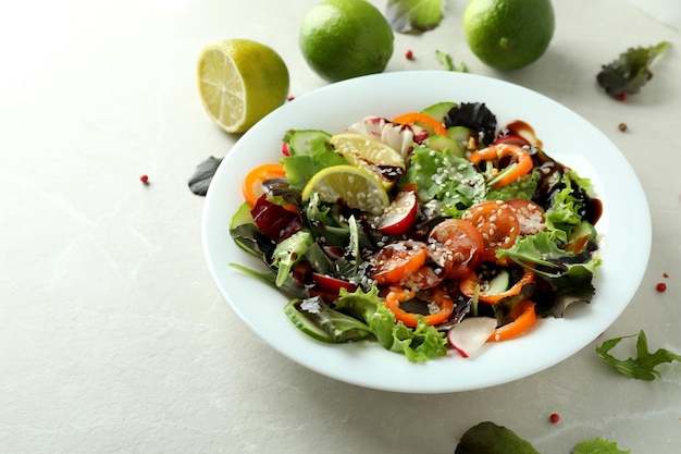 Concept lekker eten met groentesalade met tahinisaus op licht gestructureerde achtergrond