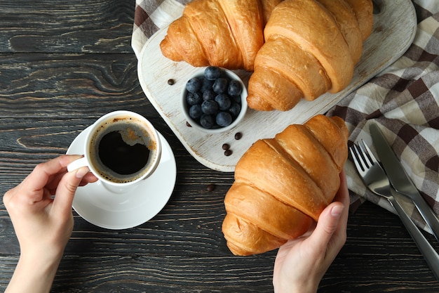 Concept lekker ontbijt met croissants op houten