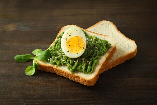 Concept lekker ontbijt met sandwich close-up