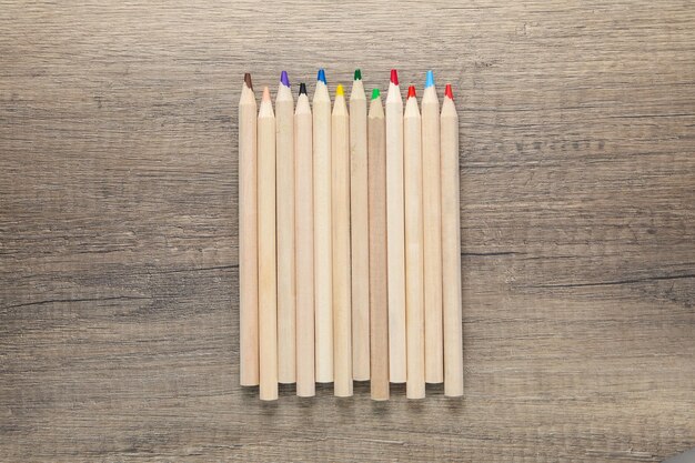 Foto concept leveringen voor tekening kleurrijke potloden
