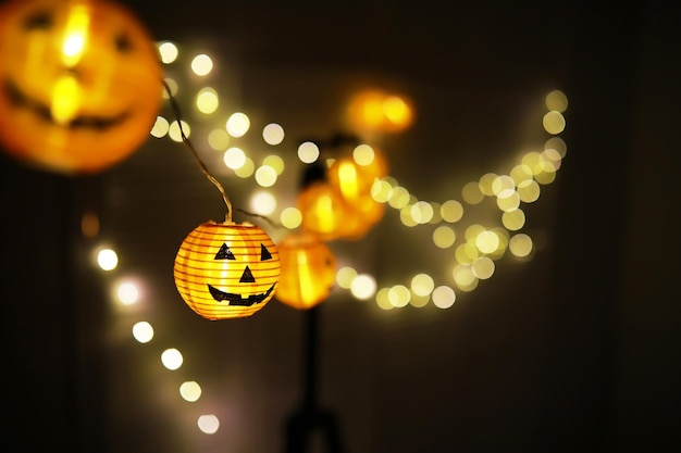 Photo the concept of light on the night halloweenround lamp shape of pumpkin used to decorate with bokeh and copy space for text