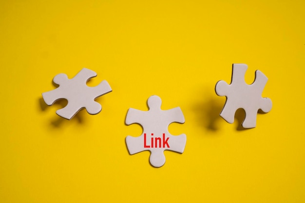 The concept of links between puzzle pieces