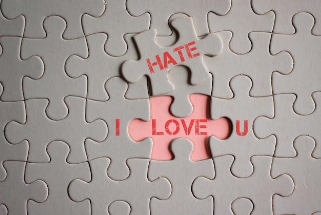 Foto concetto di relazione di odio di amore i love hate u parole scritte su pezzi di puzzle