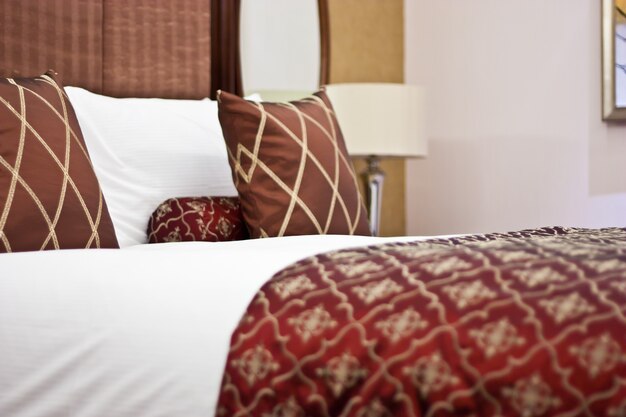 Концепция роскоши и медового месяца, подушки в роскошном отеле