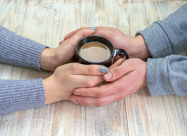 男性と女性の手、愛とコーヒーの概念