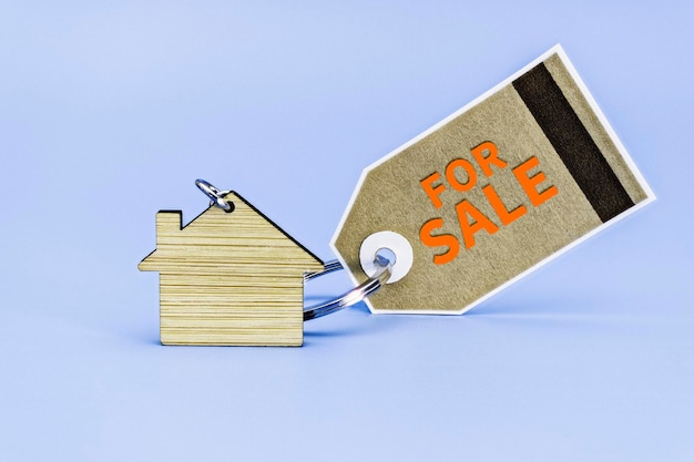 모기지 판매 및 주택 및 부동산 임대의 개념 열쇠가 있는 집 모양의 모기지 신용 대출 키체인