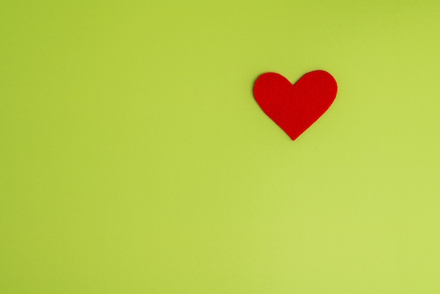 写真 緑の背景に愛とロマンスの慈善とヘルスケア寄付の心のシンボルの概念