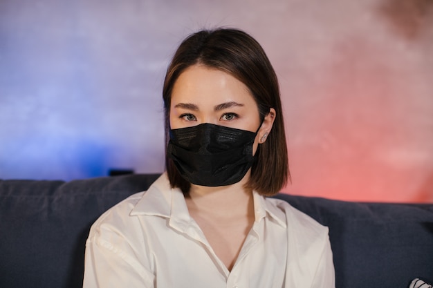 Фото Концепция карантина по коронавирусу. азиатская девушка в маске. защита от вирусов, инфекций