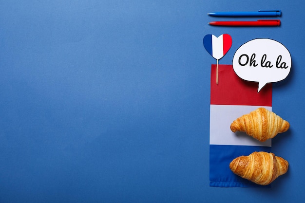 Фото Концепция франции визуальные символы страны на синем фоне