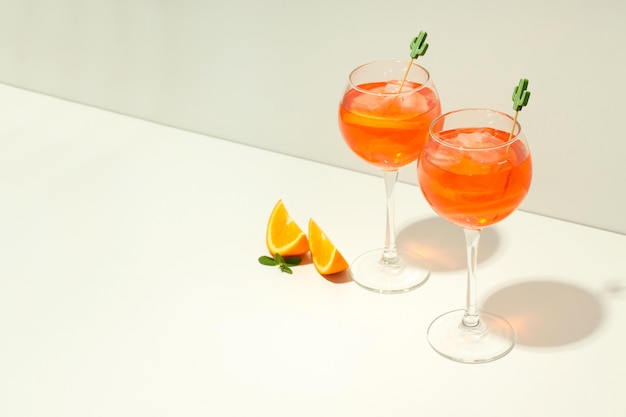 新鮮なアルコール飲料のコンセプトテキスト用のaperolspritzスペース