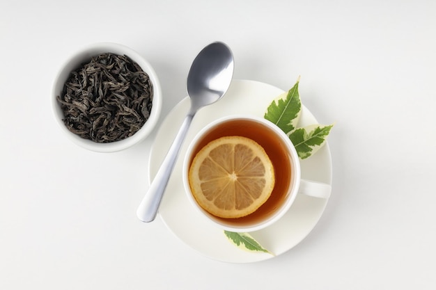 Фото Концепция горячего напитка с чаем на белом фоне