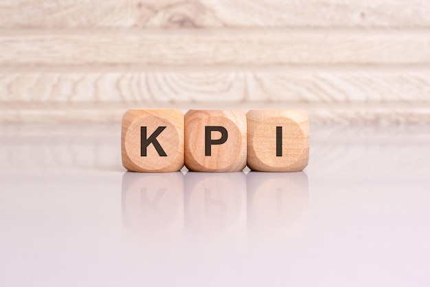 写真 kpi (木製の立方体) のコンセプト - 木製の背景