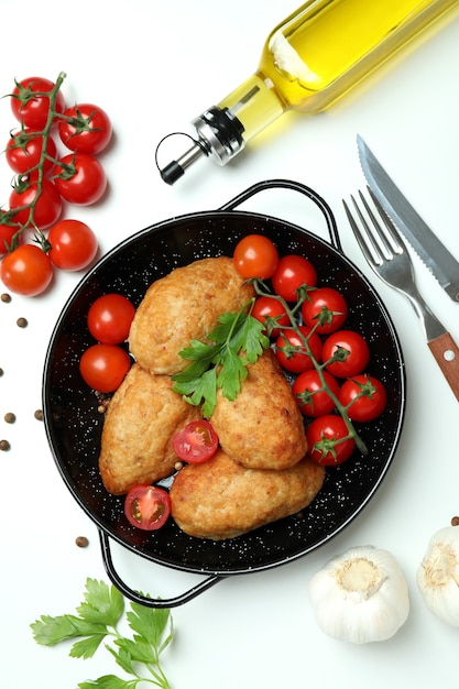 写真 白い背景の上のカレットとおいしい料理の概念