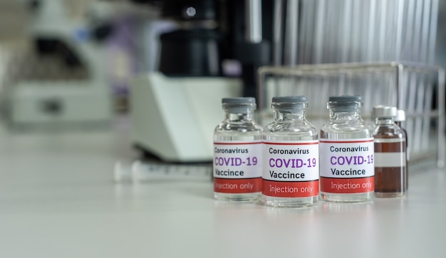 Фото Концепция вакцины против коронавируса covid-19 in vitro. и флакон вакцины против covid-19 в медицинских научных лабораториях.