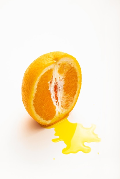 Фото Концепция недержания мочи у женщин оранжевая с желтой лужей фото высокого качества