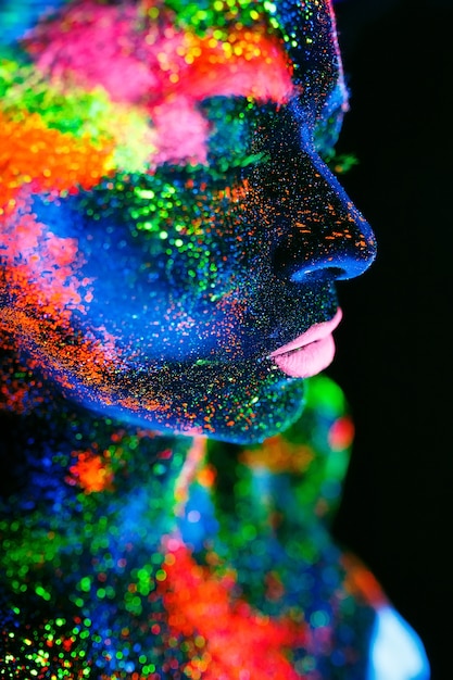 사진 개념. 소녀의 몸에 dj 데크를 그렸습니다. 반쯤 벗은 소녀는 uv 색상으로 페인트.