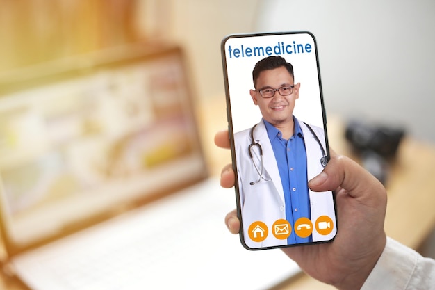 Foto concetto di assistenza sanitaria medica online app per smartphone medico sorriso tele-sanità video-chiama di telemedicina