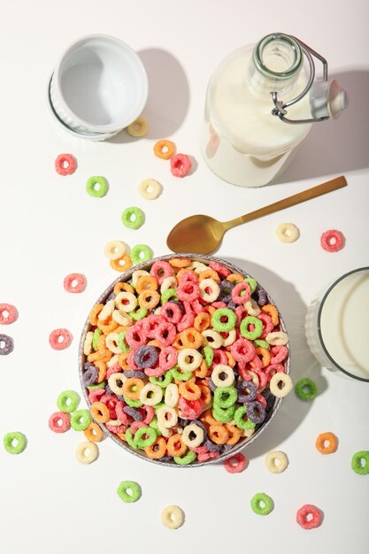 Concept ontbijt eten kleurrijke cornflakes bovenaanzicht
