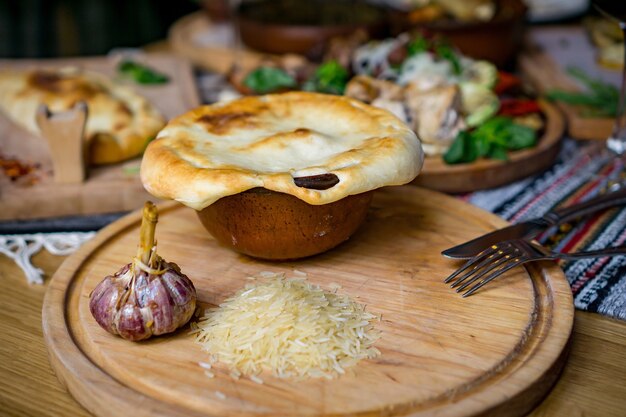 Il concetto di cucina orientale. plov georgiano fatto in casa o plov di agnello uzbeko servito in pentole in ghisa