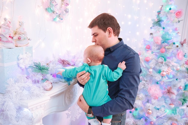 Концепция отцовства и маленького сына в канун Рождества