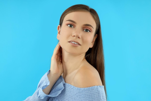 Foto concetto di persone giovane donna su sfondo blu