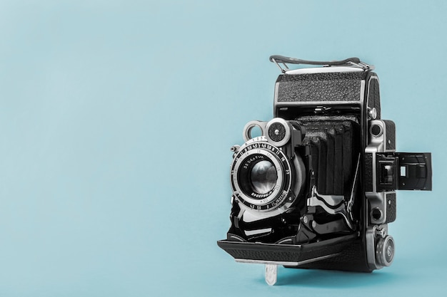 사진 작가, 오래된 사진 장비, 최소한의 스타일에 대한 개념. 오래 된 레트로 빈티지 카메라