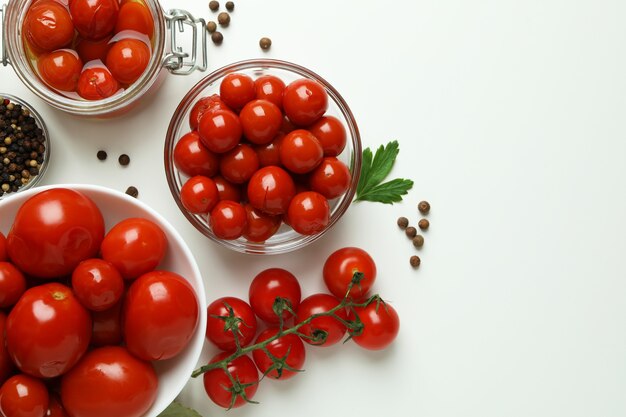 Концепция маринованных овощей с помидорами на белом столе
