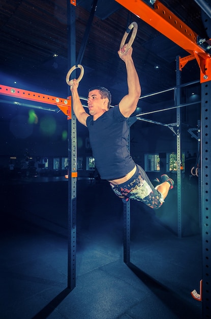 Photo concept power strength healthy lifestyle sport powerful attractive muscular man at crossfit gym
