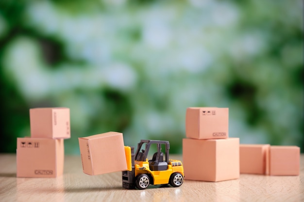 Photo the concept of preparing cargo for shipment using a forklift