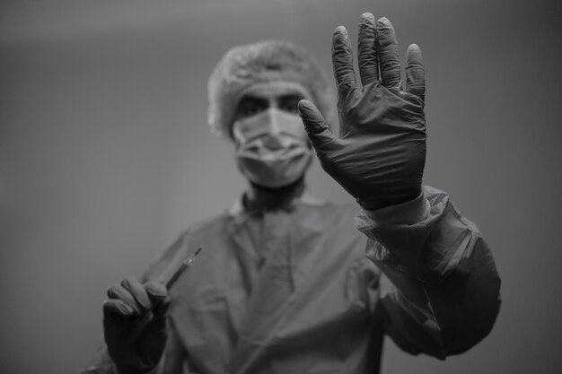 전염병의 확산을 방지하고 코로나바이러스를 치료하는 개념흑백 사진