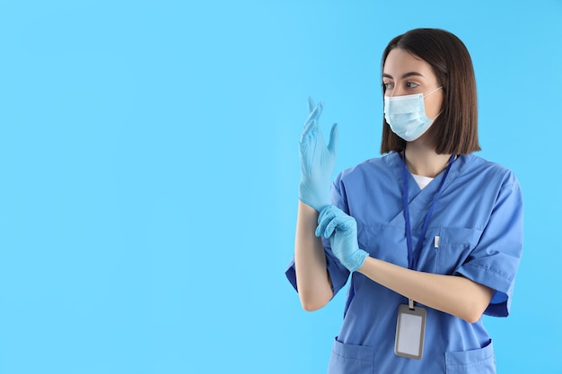 Concetto di professione giovane dottoressa su sfondo blu