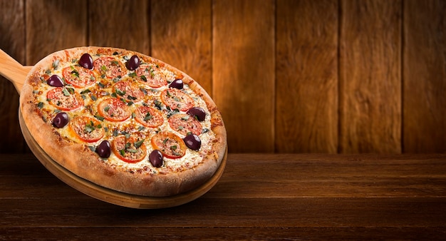 레스토랑이나 피자 가게, 맛있는 피자, 올리브, 토마토, 모짜렐라 치즈가 들어있는 템플릿에 대한 개념 홍보 전단지 및 포스터.