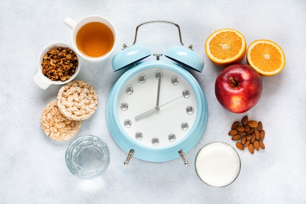 Foto concetto di corretta alimentazione porzionata per la salute calcolato dall'orologio