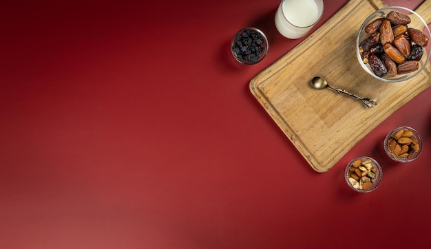 텍스트 공간이 있는 단색 짙은 빨간색 배경에 라마단 카림 음식의 개념