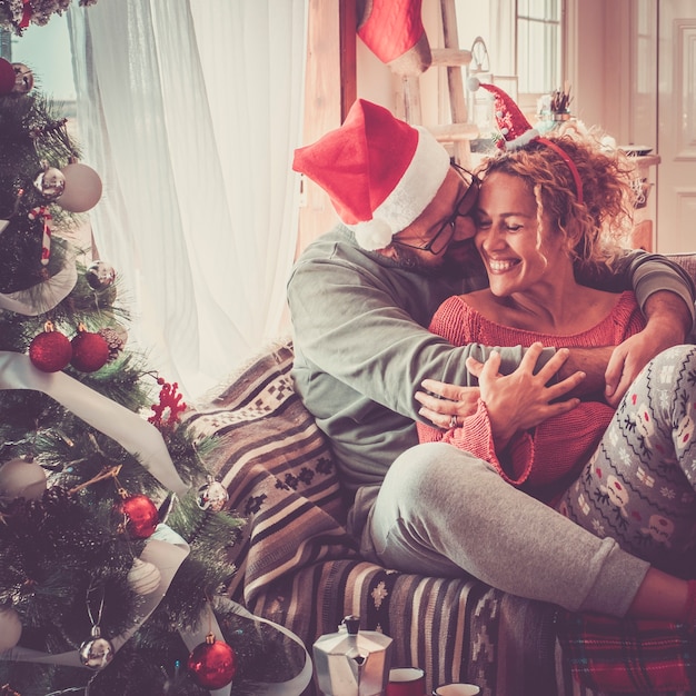 Concetto di vera vita felice insieme a persone caucasiche a casa nella celebrazione della vigilia di natale christmas