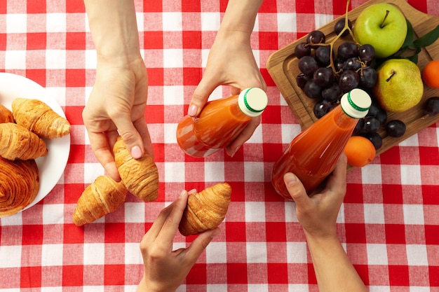 Concetto di relax durante il picnic del fine settimana