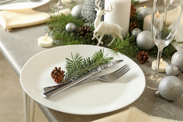Концепция романтической сервировки новогоднего стола на сером столе